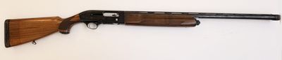 gros plan d'un fusil sur une surface blanche