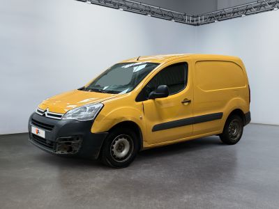 une camionnette Citrole jaune garée dans une grande pièce aux murs blancs