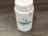 une bouteille de Stagnesun posée sur une table en bois