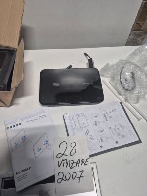 une boîte sur laquelle se trouvent un ordinateur portable et une souris