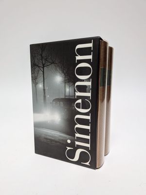 deux livres posés l'un sur l'autre sur une surface blanche