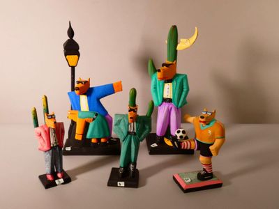 cinq figurines représentant différents personnages posées sur une table