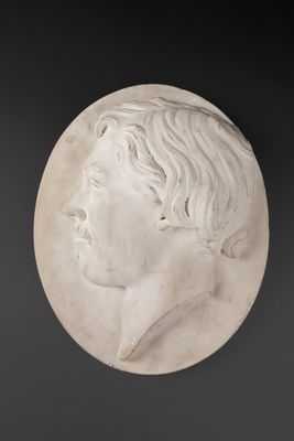Ecole du XIXe Sculpture ovale en marbre figurant un profil e…