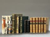plusieurs livres sont alignés sur une table