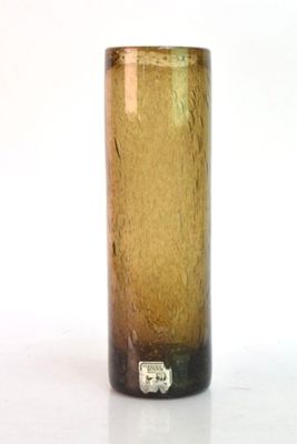 un vase en verre brun posé sur une table
