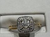 Une image représentant une bague en diamant est affichée dans un cadre blanc.
