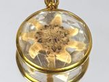 un pendentif plaqué or avec une fleur à l'intérieur