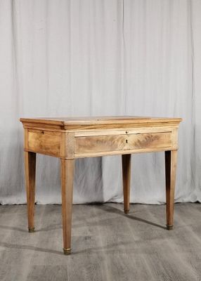 une petite table en bois surmontée d'un tiroir