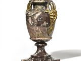 un vase posé sur un socle, sur une surface blanche