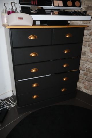 Aménagement de magasin bois laqué noir : buffet bas, étagère, com...