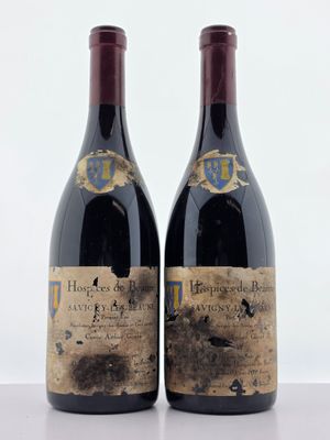 deux bouteilles de vin rouge posées l'une à côté de l'autre sur une table