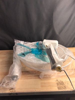 un sac en plastique sur lequel est représenté un pistolet à colle chaude