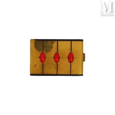 une image représentant un objet rouge et jaune sur fond blanc
