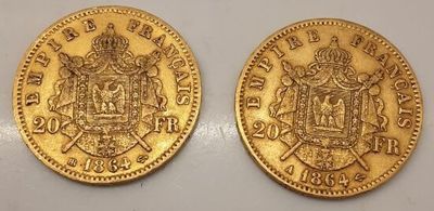 deux souverains d'or, dont l'un porte des armoiries et l'autre une couronne