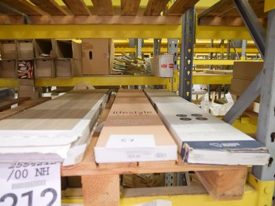 plusieurs boîtes sur une palette dans un entrepôt