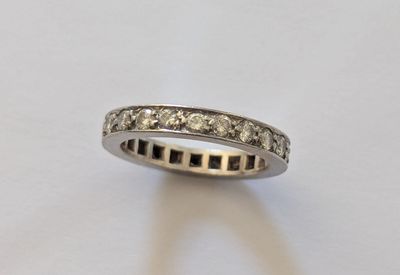 gros plan d'une bague en diamant sur une surface blanche