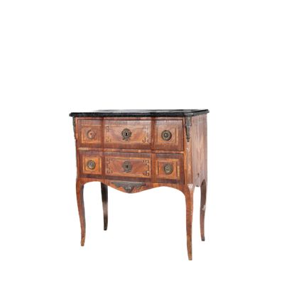 une photo d'une petite commode en bois