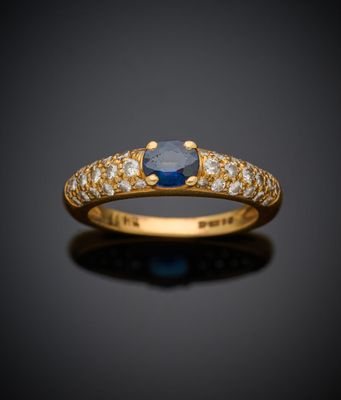 bague en or ornée d'un saphir bleu et de diamants blancs