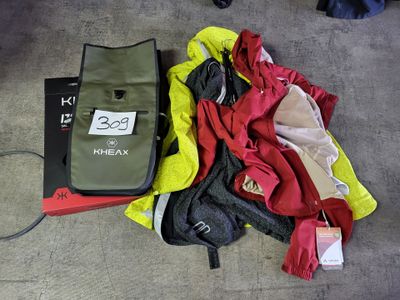 un tas de vêtements par terre, à côté d'un sac
