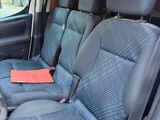 une voiture qui comporte plusieurs sièges