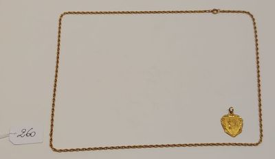 un gros plan d'un collier en or orné d'un cœur