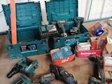 de nombreux outils posés sur la table dans le garage