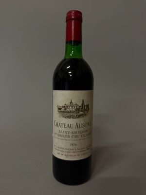 une bouteille de vin posée sur une table