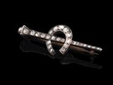 une broche en forme de cœur en diamant sur fond noir