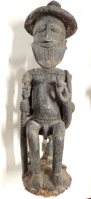 Mali: Vieille statue homme assis tenant 2 cannes avec chapea… - Photo 1