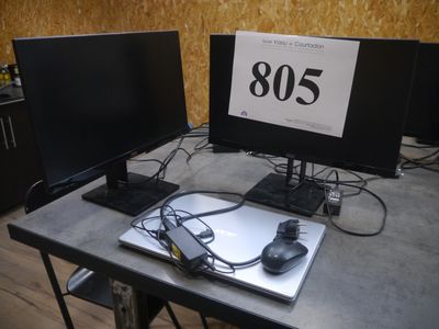 deux écrans d'ordinateur et une souris posés sur un bureau