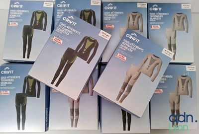 plusieurs cartons de vêtements posés les uns à côté des autres sur une table