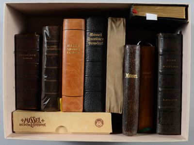 beaucoup de livres dans la boîte sur l'étagère