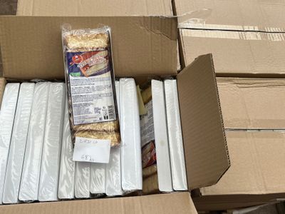 une boîte remplie de nourriture posée sur une table