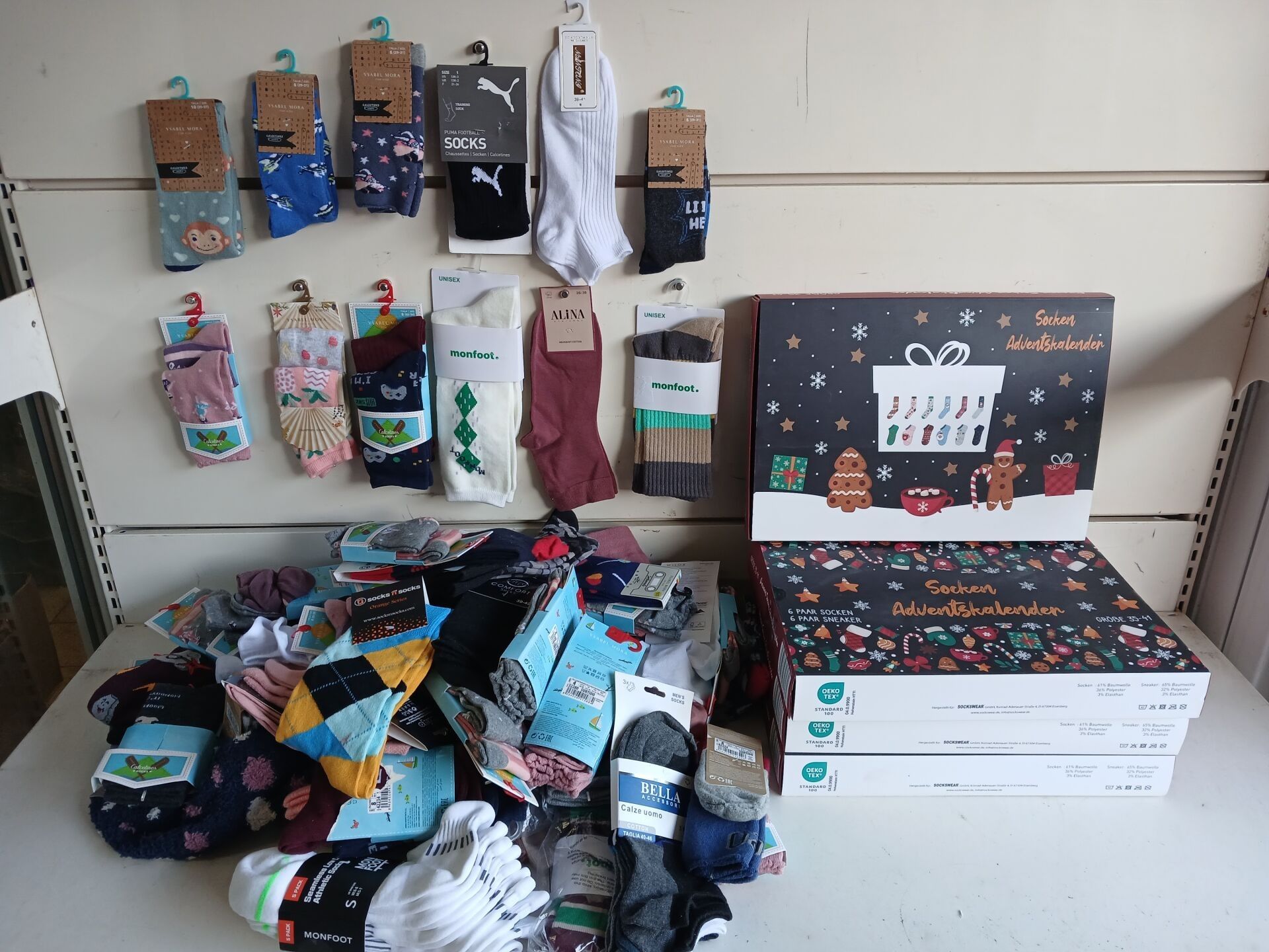 4 Coffrets de 12 paires de chaussettes de Noël + 110 paires …