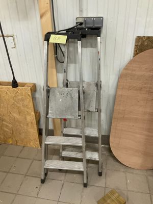 une échelle appuyée contre un mur dans un garage