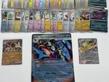 beaucoup de cartes pokemon sur la table