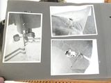 quelqu'un tient un livre avec des images d'un avion et d'une paire de ciseaux