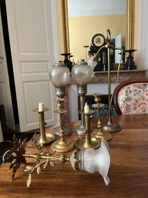 une table sur laquelle sont disposées plusieurs bougies