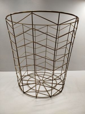 un gros plan d'un panier en métal posé sur une surface blanche