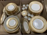 plusieurs assiettes et bols dans une boîte posée sur le sol