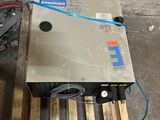 une machine posée sur une palette