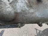 un gros plan d'un objet métallique posé par terre