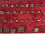 une photo d'une vitrine contenant de nombreux objets en métal