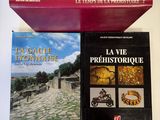 deux livres posés l'un à côté de l'autre sur une table