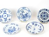 six assiettes bleues et blanches ornées de motifs floraux sur fond blanc