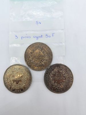 trois pièces dans un sachet sur lequel est indiquée une étiquette de prix