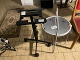 une batterie posée sur une table dans un salon