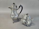 une cafetière et une théière plaquées argent sur fond blanc