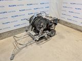 une machine posée au sol devant un mur