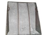 un bagage posé sur une surface blanche